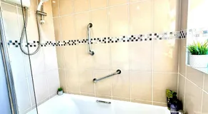 3-Bedroom spacious House, Private garden, Prime location, WiFi, Netflix - Image 3