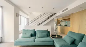 Luxury 3-Storey Loft with free parking on premises - Image 3