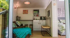 The Snug, Netherby, cute shepherds hut with hot tub in a rural location - Image 2