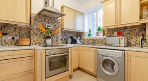 The two bedroom flat with terrace 1 min to Earls Court Station for 5 guests - Image 4