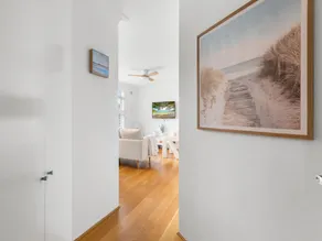 Bright 2-Bed Flat with Balcony in Vaucluse - Image 3
