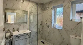 City Centre, En-Suite, 3 Doubles 1 Single, 2 Car Parking - Image 2