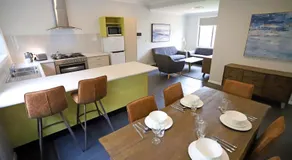 Eastend Studio Apartments - Image 3