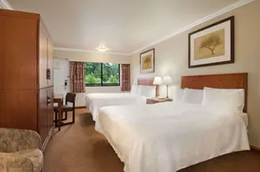 Travelodge by Wyndham Vancouver Lions Gate - Image 3