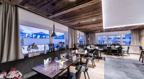 Hotel CENTRAL Bar & Restaurant - Image 2