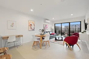 Stylish 2-Bed Townhouse with Balcony - Image 3