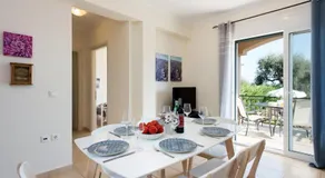 Villa Renata -Pool, Large Garden & Free Parking, 2 Minutes Walk from The Beach - Image 4