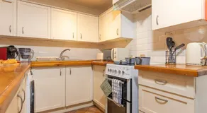 Cozy Studio Apartment Kenilworth, Free Parking, WIFI, Smart TV - Image 4