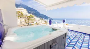 Aurora Luxury Suites Seaview - Image 4