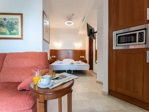 CT 240 - Beachfront Apartment -Don Juan Manilva - Image 2