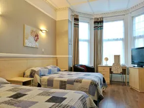 Avis Hotel - Image 2