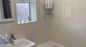 Spacious & modern 3 bed house - Image 4