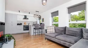 Edinburgh Two Bedrooms Apartment with Free Parking - Image 2