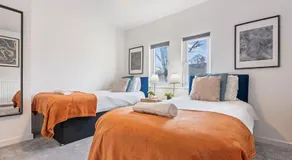 #93 Stylish Warwick Home - 10 mins to Warwick Castle - Sleeps 6 - " Perfect for Contractors and Families - Free Parking" - Image 2