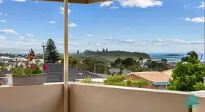 Rosies Family Spa Retreat - 300m to the sandy shores of Caves Beach - Image 4