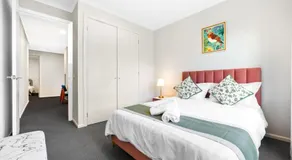 Park-fronted Luxury Grand Family House with Free Gym, Heated Pool and Spa! - Image 2