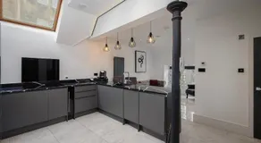 Boutique 2BR On Royal Mile - Freestanding Bathtub - Image 4