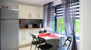 Located in the peaceful NG8 Wollaton , Perfect for Business Trips & Family Holidays or working proffesionals-long term deals, M1 Nearby , Free Parking , Private Garden , 500Mb Wi-Fi , Netflix - Image 2