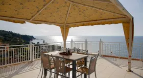 Seafront Apartment with Panoramic Rooftop Terrace - Image 3