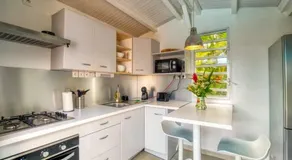 Appartement Domi Caraïbes confortable avec une piscine chauffée et sécurisée par un filet, une citerne tampon pour faire face aux coupures d'eau, accès Netflix - Image 4