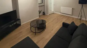 Spacious 2 bed apartment with private parking space - Image 2