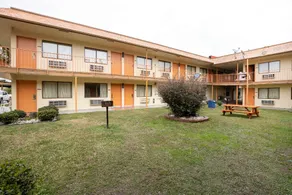 OYO Hotel Lake Charles Hwy 10 - Image 4