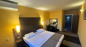 Formula 1 Motel - Image 2