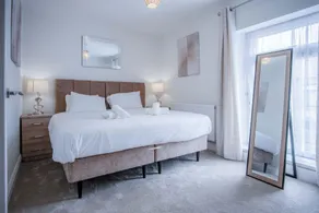 Fleet Street - 2 Bedroom Holiday Home - Swansea - Image 2