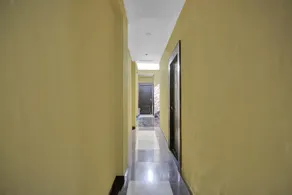 OYO 82518 hotel Royal in - Image 4