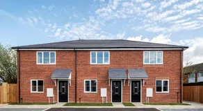 Perfect Booking 3 Bed with Spacious Parking & Garden - Image 3
