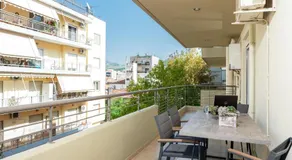 Elenas Modern Apartment with Free Parking - Image 5
