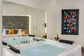 Gallery Suite Naples - Image 3