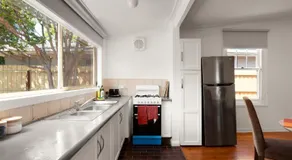Emmaline Guest Cottage - Art Deco Era Guest Cottage with Off Street Parking - Image 4
