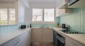 Quiet Little Manly 1 bed - 3min walk Harbour & Beaches w Level Access - Image 2