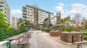 Waterloo Shopping and Entertainment Apartment - Image 4