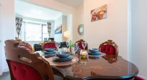 WGcDDE Large 3 Bedroom House - Close to MKM Stadium & A63 - Garden - Image 2
