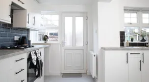 Big 4-Bed House in Haydock Ideal for Work Crews - Image 5