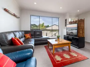 Spacious and Restful Holiday Home with Backyard - Image 2