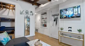 Chic Penthouse with bus stop at doorstep - 15 Minutes to NYC - Image 2