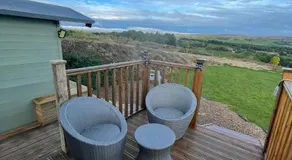 Oakley View Shepherds Hut with hot tub - Image 3