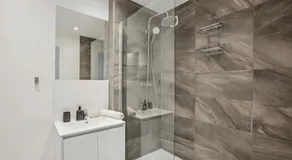 Duplex apartment downtown with parking - Image 2