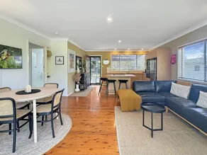 Pet-Friendly 2-Bed Beach House with Garden  BBQ - Image 4