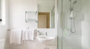 Guest ensuite room with private entrance - Image 2
