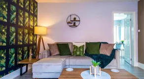 Stylish 3BR-Colourful-Sleeps 5 - Image 2