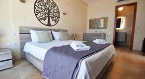 The Cloisters Bed And Breakfast - Image 2