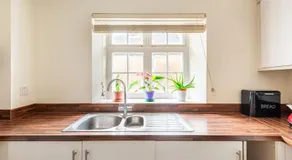 Lovely Town Centre 1 Bed Nr Country & River Walks - Image 3
