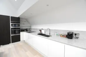 Deluxe 2 Bedroom Apartment - Image 5