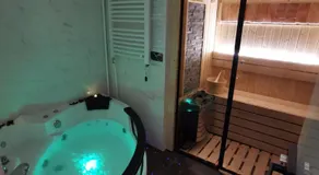 Princ Lux jaccuzi and sauna with free parking - Image 3