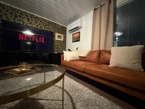 Cozy & Spacious House with Sauna & Free Parking - Image 4