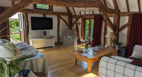 Cosy listed barn in peaceful country village - Image 2